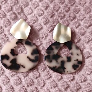 Elegant Tortoiseshell Drop Earrings
